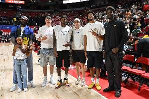 范德比尔特：赛前在大巴上我就跟里夫斯说 我们今天需要他拿50分