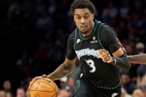 攻防真稳定！麦克丹尼尔斯半场9中6贡献15分2板3帽