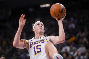 来人帮我一下啊！里夫斯遭遇全场盯防传球失误 湖人四人站着看