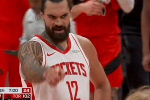 你还有这一手？亚当斯反吊小贾巴里-史密斯 后者吃饼吊筐暴扣！