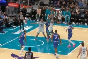 球风确实华丽！拉梅洛-鲍尔连续变向穿花蝴蝶步 抛投拿下2分