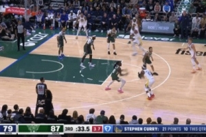 站出来了！巴特勒强投三分打破得分荒 此前雄鹿轰出12-0