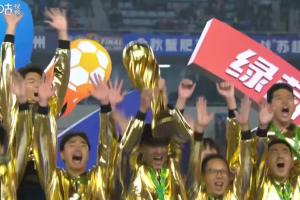 捧杯时刻！泰州队全队身着金色战袍，捧起首届苏超冠军奖杯！
