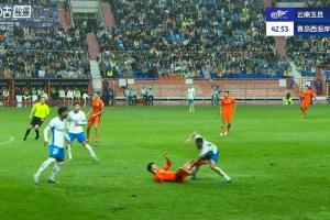 这下太痛了！第43分钟，宋浩宇防守时被倒地的罗竞踢到裆部