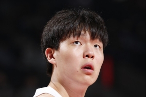 美媒：杨瀚森不需要在低等级联赛中证明自己 球队不想他遭遇伤病