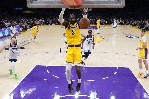 艾顿今天9个进球都是在内线 场均内线得分15分 联盟第2仅次于字母