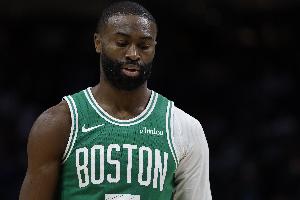 苦苦支撑！杰伦-布朗首节11中7砍下16分2板1助 球队落后11分