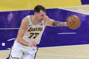 湖记：裁判输了 湖人赢了！五连胜啊